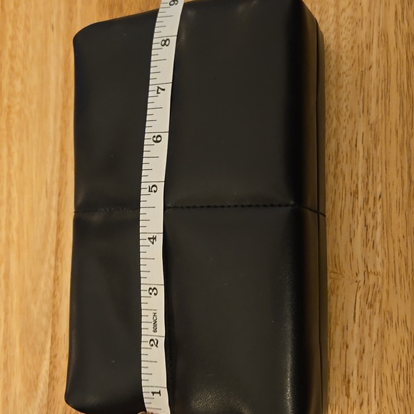 Elegant Black and Gold Chain Women's Crossbody Bag NWOT - Picture 4 of 4